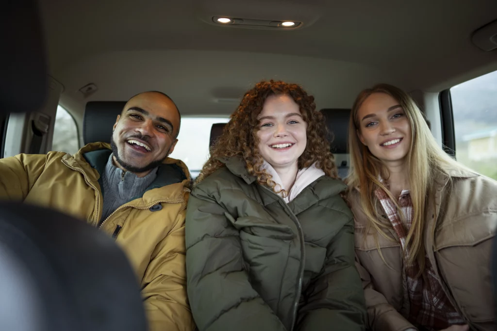 Pessoas felizes dentro da van