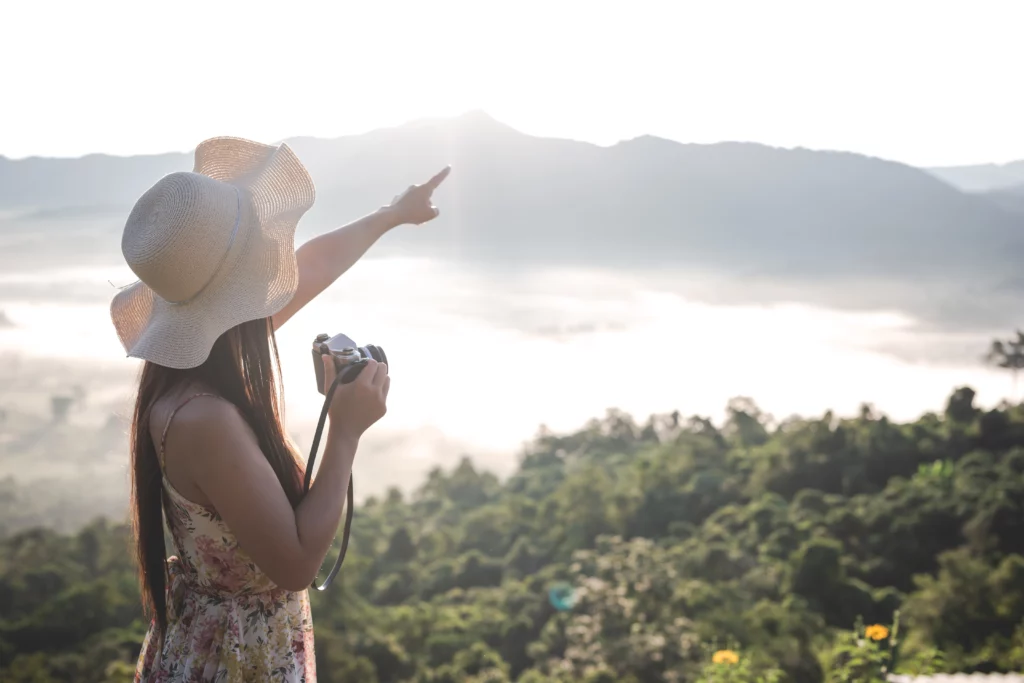 Mulher feliz na viagem