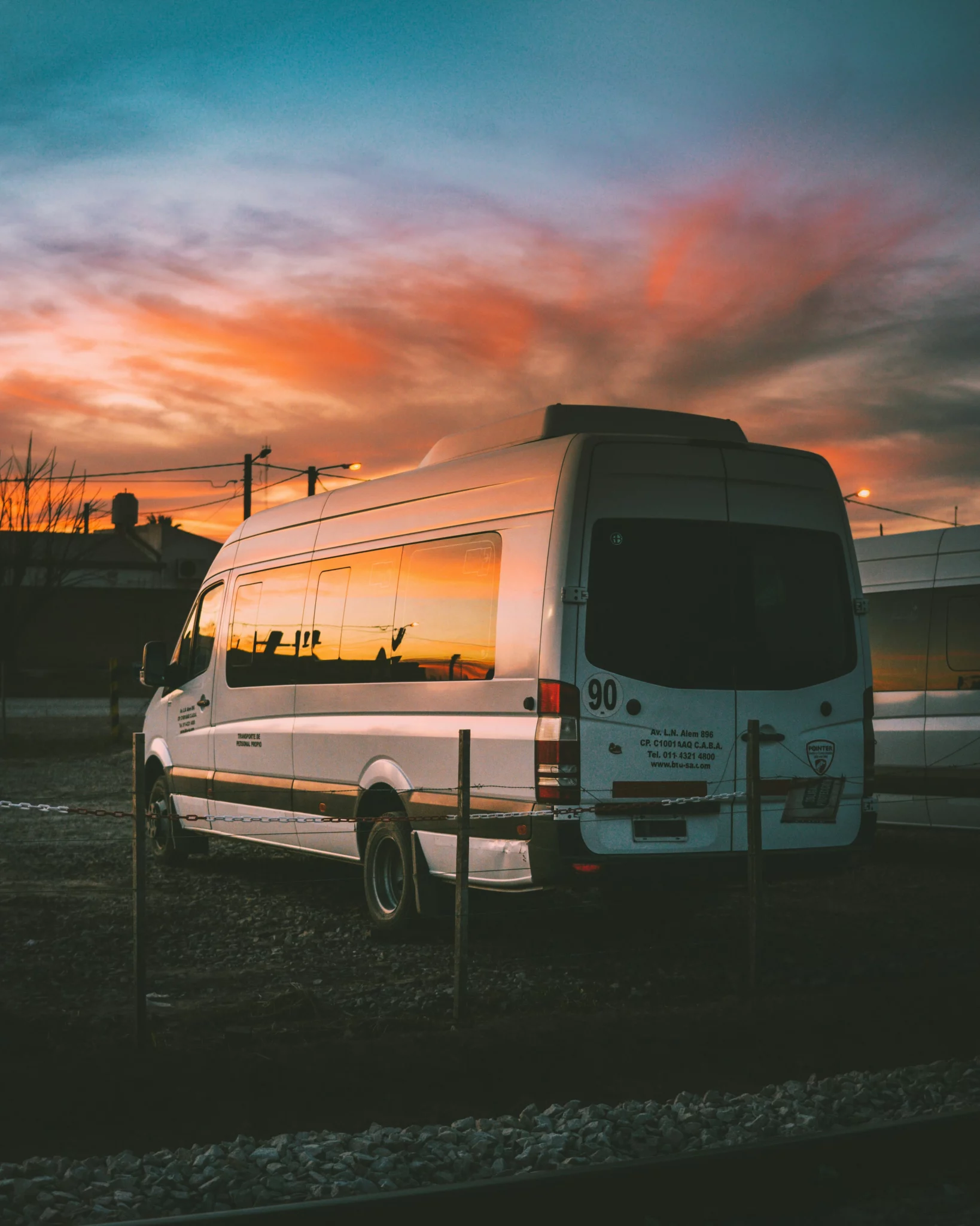 Van estacionada sobre um por do sol